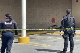 Elementos de la Policía Municipal acordonaron el exterior del centro comercial Soriana, ubicado junto a la central de autobuses, tras el hallazgo de una persona sin vida la mañana de este sábado.