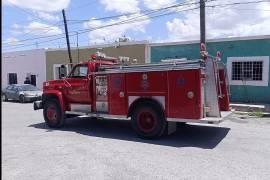 Elementos de Bomberos y Protección Civil acudieron a la vivienda de la calle Morelos tras el reporte del incendio.