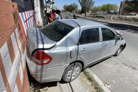 El auto pasó por encima del camellón central antes de impactarse contra una pared, mientras la copiloto de 17 años salió proyectada y resultó lesionada.