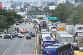 Los manifestantes impiden el paso de vehículos que van al puerto de Acapulco, y a la Ciudad de México, así como a los municipios aledaños a la capital