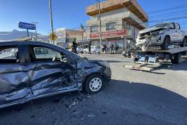 Paramédicos de la Cruz Roja valoraron a las acompañantes de ambos vehículos, quienes no requirieron traslado hospitalario tras el accidente.