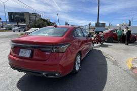 El auto Omoda que provocó el accidente permaneció estacionado mientras se gestionaban los trámites con la aseguradora.