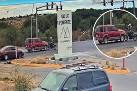 Un video de seguridad captó el siniestro registrado entre una camioneta y un motociclista en el Libramiento Sur Poniente, en Acuña, Coahuila.