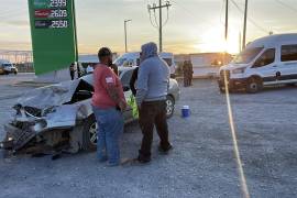 El accidente ocurrió cuando un transporte de trabajadores intentó incorporarse a la carretera Los Pinos.