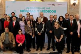 Los médicos que laboran en el área municipal, fueron homenajeados por el alcalde José María Fraustro Siller (centro).