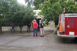 Los elementos de la policía municipal cerraron la calle Múzquiz durante varias horas para permitir que los bomberos trabajaran.