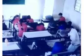 VIDEO: captan brutal golpiza de maestro contra alumno que salió a beber agua