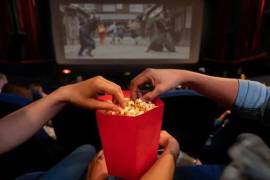 Encargados del cine reutilizarían los botes de palomitas para revenderlos posteriormente a otros clientes.