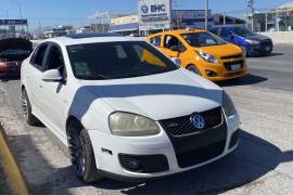 El vehículo Volkswagen terminó con daños frontales tras impactarse contra los muros divisorios de Jardines Coloniales.