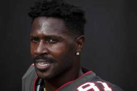 Antonio Brown pasa los exámenes físicos y estará un año más con Buccaneers