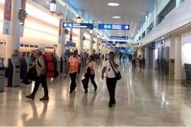 Retienen a grupo de turistas de Rumania en aeropuerto de Cancún