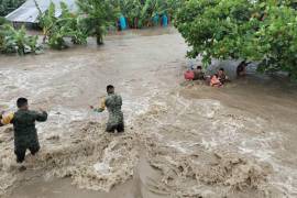 Evacuaciones, inundaciones deslaves y poblaciones incomunicadas en los municipios de Teapa, Tacotalpa y Jalapa, son las afectaciones que dejó a su paso la Depresión Tropical ‘Nadine’ que impactó con incesantes lluvias la zona serrana de Tabasco. El Ejército y la Guardia Nacional, aplicaron el Plan DN-III-E. Durante la acciones se salvaguardaron decenas de familias ante el desbordamiento de los ríos Amatán, Oxolotán y La Sierra.