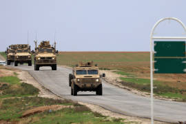 Campesinos y soldados sirios hacen retroceder un convoy de vehículos estadounidenses