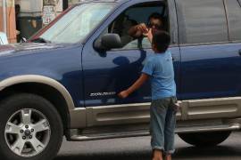 Niñas y niños continúan pidiendo dinero en cruceros del norte de Saltillo; el DIF busca alternativas para retirarlos de las calles sin afectar sus derechos.