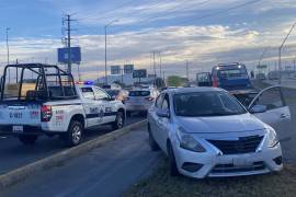 El Nissan Versa quedó sobre el camellón tras perder el control de su dirección.