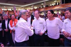 Aparece Miguel Ángel Mancera en evento de Ricardo Anaya y baila el 'movimiento naranja'