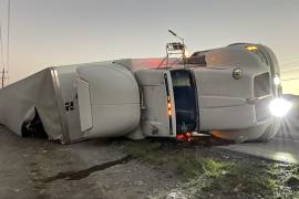 La unidad de carga terminó volcada a un costado del libramiento Óscar Flores Tapia, a la altura del kilómetro 6.