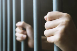 La pareja fue detenida tras ser señalada por presuntamente intentar sacar mercancía sin pagar.
