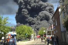 Humo elevándose tras un ataque con drones a la refinería y terminal petrolera de Tuapse, Rusia.