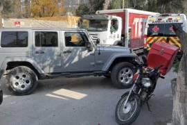 El vehículo Jeep quedó en el lugar tras impactarse con la motocicleta.