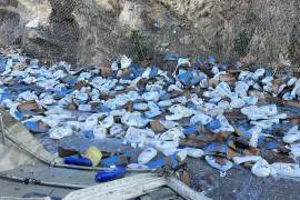 Los suavizantes quedaron regados a un costado del talud.