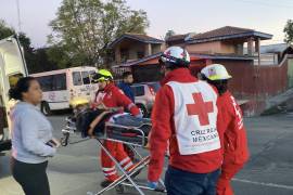 Paramédicos de la Cruz Roja atendieron de inmediato a madre e hijo tras el atropellamiento en el periférico.