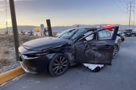 El automóvil Mazda terminó proyectado hacia la banqueta tras el impacto.