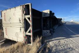 El tractocamión terminó volcado sobre la barrera metálica de contención tras perder el control en el puente del entronque a Derramadero.