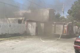 La densa columna de humo alarmó a los habitantes de la calle Joel H. Velazco.