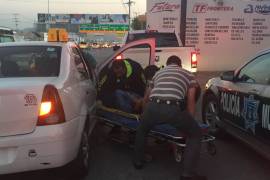 Escoltas del Gobierno del Estado causan accidente en Saltillo; una joven resulta herida