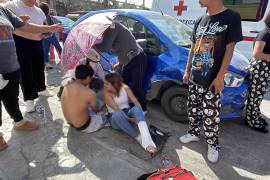 Los adolescentes resultaron con diversas lesiones tras impactarse contra el vehículo que realizó una vuelta en ¨U¨ sin percatarse de su circulación.