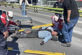 Paramédicos brindaron atención prehospitalaria al lesionado antes de su traslado al ISSSTE.