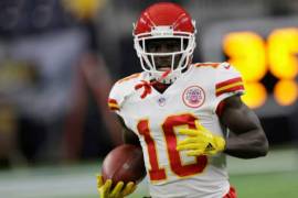 Tyreek Hill abandona entrenamiento de los Chiefs por posible lesión