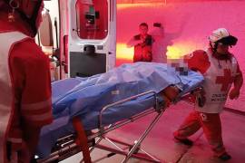 Paramédicos de Cruz Roja trasladaron al conductor lesionado a un hospital para recibir atención médica especializada.
