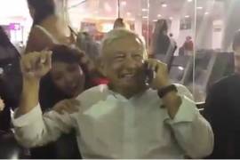 Mujer le dice a su marido celoso que está con el presidente en el aeropuerto; él no le cree y Obrador le contesta