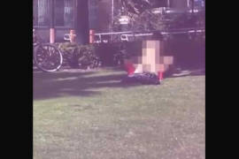 Tenían relaciones a la mitad de un parque, les lanzan una bicicleta (VIDEO)