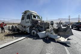 El tractocamión terminó entre el camellón central y los carriles de circulación tras perder el control por una presunta dormitada del conductor.