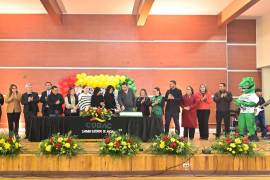 El pastel del XIX aniversario del Cobac Oriente, fue partido por el alcalde Carlos Villarreal.