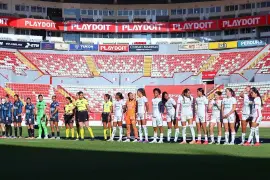 El partido entre Necaxa y Querétaro de la Liga MX Femenil fue suspendido momentáneamente tras escucharse ruidos similares a detonaciones en el Estadio Victoria.