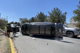 La camioneta Toyota Sienna impactó un poste de concreto y quedó volcada sobre un costado de la calle.