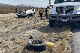 La camioneta terminó fuera de la carpeta asfáltica tras cruzar el camellón central.