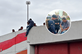 Bomberos de Piedras Negras, Coahuila, realizaron una maniobra para poner a salvo a un hombre que se encontraba en una estructura elevada de la Gran Plaza.