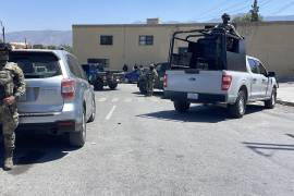 Agentes de la Fiscalía General del Estado revisan el interior de la bodega en busca de indicios relacionados con denuncias de incumplimiento.