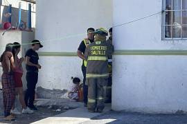 Los menores involucrados fueron auxiliados y llevados a la casa de vecinos mientras se controlaba el fuego.