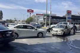 Los automóviles quedaron detenidos en medio de la intersección tras el impacto.