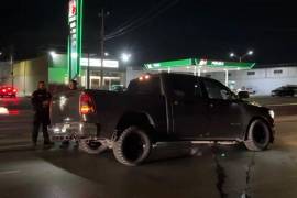 La camioneta Dodge RAM quedó inmovilizada tras impactarse contra la barrera metálica en Nazario.