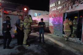 Bomberos trabajaron para controlar el incendio registrado en una papelería de Parras.