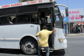 Para atender la demanda ciudadana, el Ayuntamiento implementó permisos emergentes de transporte, mientras se prepara una nueva licitación de las rutas canceladas.