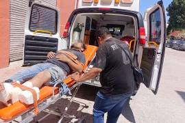 Paramédicos trasladaron al trabajador para recibir atención médica tras la caída de aproximadamente seis metros.