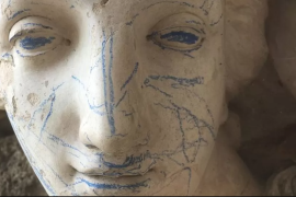 Pintan con crayones a ‘la ninfa romana’, escultura de 200 años, durante visita infantil